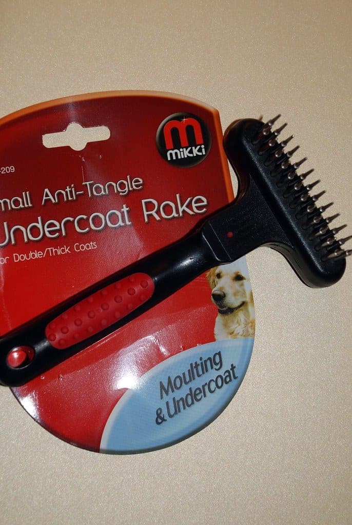 A slicker brush with fine bent pins